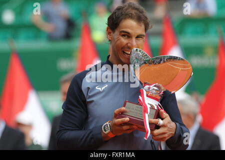 Monte Carlo, Monte Carlo. 17. April 2016. 17.04.2016: Monte-Carlo Rolex Masters-Tennis: Rafael Nadal schlagen Gael Monfils 7-5 5-7 6-0 um eine neunte Monte Carlo Masters-Titel im Monte-Carlo Country Club zu beanspruchen. © Michael Cullen/ZUMA Draht/Alamy Live-Nachrichten Stockfoto