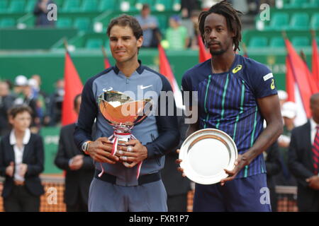 Monte Carlo, Monte Carlo. 17. April 2016. 17.04.2016: Monte-Carlo Rolex Masters-Tennis: Rafael Nadal schlagen Gael Monfils 7-5 5-7 6-0 um eine neunte Monte Carlo Masters-Titel im Monte-Carlo Country Club zu beanspruchen. © Michael Cullen/ZUMA Draht/Alamy Live-Nachrichten Stockfoto