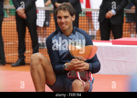 Monte Carlo, Monte Carlo. 17. April 2016. 17.04.2016: Monte-Carlo Rolex Masters-Tennis: Rafael Nadal schlagen Gael Monfils 7-5 5-7 6-0 um eine neunte Monte Carlo Masters-Titel im Monte-Carlo Country Club zu beanspruchen. © Michael Cullen/ZUMA Draht/Alamy Live-Nachrichten Stockfoto