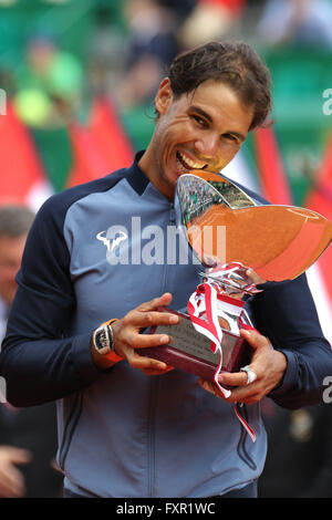 Monte Carlo, Monte Carlo. 17. April 2016. 17.04.2016: Monte-Carlo Rolex Masters-Tennis: Rafael Nadal schlagen Gael Monfils 7-5 5-7 6-0 um eine neunte Monte Carlo Masters-Titel im Monte-Carlo Country Club zu beanspruchen. © Michael Cullen/ZUMA Draht/Alamy Live-Nachrichten Stockfoto