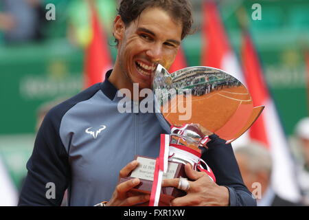 Monte Carlo, Monte Carlo. 17. April 2016. 17.04.2016: Monte-Carlo Rolex Masters-Tennis: Rafael Nadal schlagen Gael Monfils 7-5 5-7 6-0 um eine neunte Monte Carlo Masters-Titel im Monte-Carlo Country Club zu beanspruchen. © Michael Cullen/ZUMA Draht/Alamy Live-Nachrichten Stockfoto