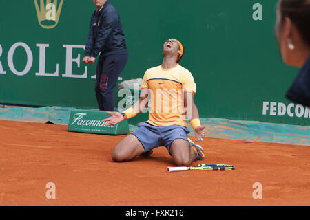 Monte Carlo, Monte Carlo. 17. April 2016. 17.04.2016: Monte-Carlo Rolex Masters-Tennis: Rafael Nadal schlagen Gael Monfils 7-5 5-7 6-0 um eine neunte Monte Carlo Masters-Titel im Monte-Carlo Country Club zu beanspruchen. © Michael Cullen/ZUMA Draht/Alamy Live-Nachrichten Stockfoto