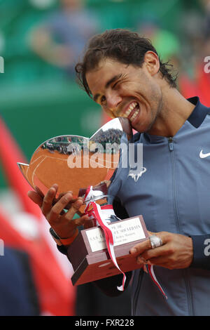 Monte Carlo, Monte Carlo. 17. April 2016. 17.04.2016: Monte-Carlo Rolex Masters-Tennis: Rafael Nadal schlagen Gael Monfils 7-5 5-7 6-0 um eine neunte Monte Carlo Masters-Titel im Monte-Carlo Country Club zu beanspruchen. © Michael Cullen/ZUMA Draht/Alamy Live-Nachrichten Stockfoto