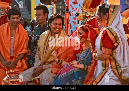 Toronto, Kanada. 16. April 2016. Hochzeit Tanz und Gesang Leistung während Bengali New Year Festival, Pohela Boishakh in Toronto, Kanada am 16. April 2015 Credit: CharlineXia/Alamy Live News Stockfoto