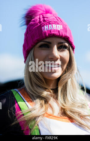 Castle Donington, Derby, UK. 17. April 2016. Team hart Raster Mädchen vor dem Rennen für die Dunlop MSA British Touring Car Championship in Donington Park Circuit (Foto: Gergo Toth / Alamy Live News) Stockfoto