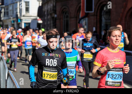 Brighton & Hove, Sussex, UK, 17. April 2016. Die 2016 Brighton Marathon war die siebte Ausführung des Marathons am weitgehend Küstenstraße rund um Brighton & Hove. Mehr als 10.000 Läufer wurden erwartet, um teilzunehmen; mehr als 35 Millionen Pfund wurde in den vergangenen sechs Jahren der Veranstaltung für einen guten Zweck angesprochen. Vorne links nach rechts: 17569 Rob Ling (5: 44:06); und Joanna Tomsett, 28 (3: 32:02). Bildnachweis: Clive Jones/Alamy Live-Nachrichten Stockfoto