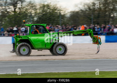 Castle Donington, Derby, UK. 17. April 2016. Erholung LKW während der Dunlop MSA British Touring Car Championship in Donington Park Circuit (Foto: Gergo Toth / Alamy Live News) Stockfoto