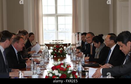 Kopenhagen, Dänemark. 17. April 2016. Dänischen Ministerpräsidenten Lars Loekke Rasmussen (2 L) mit dem Besuch der chinesische Staat Hofrat Yang Jiechi trifft (2., R) in Kopenhagen, Dänemark, 17. April 2016. © Shi Shouhe/Xinhua/Alamy Live-Nachrichten Stockfoto