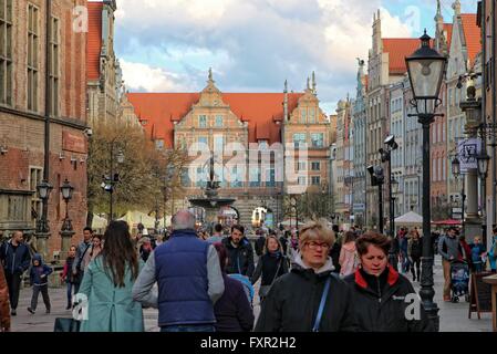 Danzig, Polen 17. April 2016 Pople genießen sonnige Frühlingswetter zu Fuß entlang der Straßen der Altstadt von Danzig und Ufer der Mottlau in Danzig. Neptun-Brunnen am Dlugi Targ Straße ist zu sehen. Bildnachweis: Michal Fludra/Alamy Live-Nachrichten Stockfoto