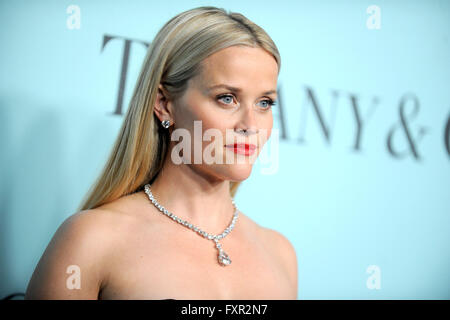 New York City. 15. April 2016. Reese Witherspoon besucht Tiffany & Co. feiert das 2016 Blue Book in The Cunard Building am 15. April 2016 in New York City. © Dpa/Alamy Live-Nachrichten Stockfoto