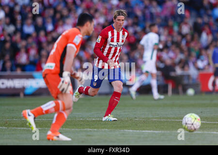 Madrid, Spanien. 17. April 2016. Fernando Torres (9) Atletico de Madrid. La Liga zwischen Atletico de Madrid und Granada CF im Vicente Calderon Stadion in Madrid, Spanien, 17. April 2016. Bildnachweis: Aktion Plus Sport/Alamy Live-Nachrichten Stockfoto