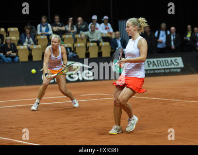 Arena Loire, TrŽlazŽ, Frankreich, 16. April 2016, Halbfinale FedCup, Frankreich-Niederlande, Doppel: Hogenkamp Bertens (NED) Foto: Henk Koster/Tennisimages/Alamy Live-Nachrichten Stockfoto