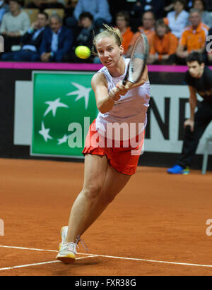 Arena Loire, TrŽlazŽ, Frankreich, 16. April 2016, Halbfinale FedCup, Frankreich-Niederlande, Doppel: Hogenkamp (NED) Foto: Henk Koster/Tennisimages/Alamy Live-Nachrichten Stockfoto