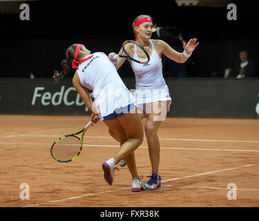 Arena Loire, TrŽlazŽ, Frankreich, 16. April 2016, Halbfinale FedCup, Frankreich-Niederlande, Doppel: Garcia - Mladenovic (FRA) (R) Foto: Henk Koster/Tennisimages/Alamy Live-Nachrichten Stockfoto