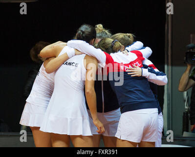 Arena Loire, TrŽlazŽ, Frankreich, 16. April 2016, Halbfinale FedCup, Frankreich-Niederlande, Doppel: Garcia/Mladenovic (FRA) gewinnen das Finale Ende voraus bis ins Finale und feiern mit den Teammitgliedern Foto: Henk Koster/Tennisimages/Alamy Live News Stockfoto