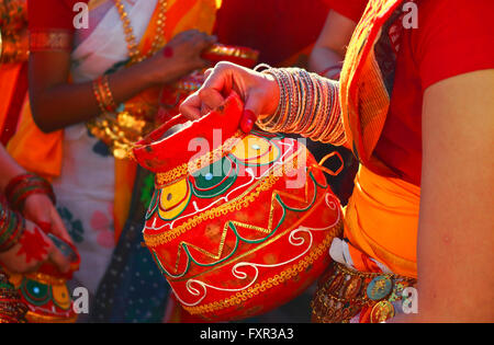 Bengladesh junge Tänzerinnen halten Wasser Gläser während des Wartens auf ihrerseits in Bengali New Year Festival durchführen. Die Show schien über eine traditionelle Hochzeitszeremonie. Obwohl ich nicht, ein Wort der Performance verstehen konnte, die Mägde mit Wasserkrüge erinnerte mich an die Gedichte von meiner Lieblings Dichter, ein Bengali stammende Gläser R. Tagore schrieb oft über junge Mädchen mit Wasser... Stockfoto