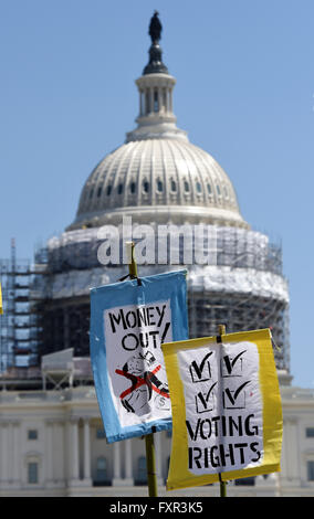 Washington, DC, USA. 17. April 2016. Banner werden während einer Kundgebung gegen Geld Politik in Washington, DC, USA, am 17. April 2016 vor dem Capitol gesehen. Bildnachweis: Yin Bogu/Xinhua/Alamy Live-Nachrichten Stockfoto