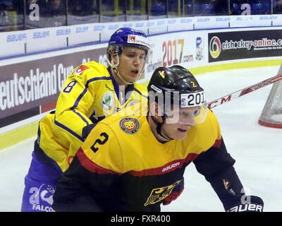 Landshut, Bayern, Deutschland. 17. April 2016. vom linken Gustav FORSLING (Schweden), Denis REUL (Deutschland). Euro Hockey Challenge, Eishockey, Deutschland gegen Schweden, Landshut, 17. April 2016, Platz als Vorbereitung für die Weltmeisterschaft in Russland nehmen zwei Matches in Rosenheim und Landshut. © Wolfgang Fehrmann/ZUMA Draht/Alamy Live-Nachrichten Stockfoto