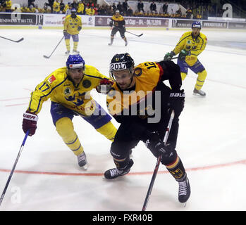 Landshut, Bayern, Deutschland. 17. April 2016. vom linken Nichlas TORP (Schweden), Brooks MACEK (Deutschland). Euro Hockey Challenge, Eishockey, Deutschland gegen Schweden, Landshut, 17. April 2016, Platz als Vorbereitung für die Weltmeisterschaft in Russland nehmen zwei Matches in Rosenheim und Landshut. © Wolfgang Fehrmann/ZUMA Draht/Alamy Live-Nachrichten Stockfoto