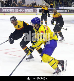 Landshut, Bayern, Deutschland. 17. April 2016. von links Konstantin BRAUN (Deutschland), Marcus HOEGSTROEM (Schweden), Felix SCHUETZ (Deutschland). Euro Hockey Challenge, Eishockey, Deutschland gegen Schweden, Landshut, 17. April 2016, Platz als Vorbereitung für die Weltmeisterschaft in Russland nehmen zwei Matches in Rosenheim und Landshut. © Wolfgang Fehrmann/ZUMA Draht/Alamy Live-Nachrichten Stockfoto