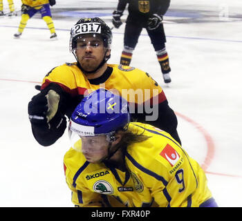 Landshut, Bayern, Deutschland. 17. April 2016. vom linken Mattias TEDENBY (Schweden), Benedikt KOHL (Deutschland). Euro Hockey Challenge, Eishockey, Deutschland gegen Schweden, Landshut, 17. April 2016, Platz als Vorbereitung für die Weltmeisterschaft in Russland nehmen zwei Matches in Rosenheim und Landshut. © Wolfgang Fehrmann/ZUMA Draht/Alamy Live-Nachrichten Stockfoto