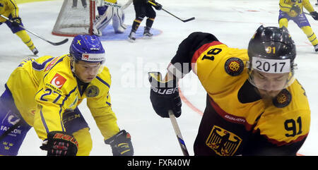 Landshut, Bayern, Deutschland. 17. April 2016. vom linken Pathrik WESTERHOLM (Schweden), Moritz MUELLER (Deutschland). Euro Hockey Challenge, Eishockey, Deutschland gegen Schweden, Landshut, 17. April 2016, Platz als Vorbereitung für die Weltmeisterschaft in Russland nehmen zwei Matches in Rosenheim und Landshut. © Wolfgang Fehrmann/ZUMA Draht/Alamy Live-Nachrichten Stockfoto