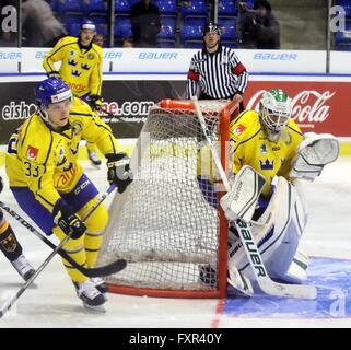 Landshut, Bayern, Deutschland. 17. April 2016. von links Marcel NOEBELS (Deutschland), Linus HULTSTROEM (Schweden), Niklas SVEDBERG (Schweden). Euro Hockey Challenge, Eishockey, Deutschland gegen Schweden, Landshut, 17. April 2016, Platz als Vorbereitung für die Weltmeisterschaft in Russland nehmen zwei Matches in Rosenheim und Landshut. © Wolfgang Fehrmann/ZUMA Draht/Alamy Live-Nachrichten Stockfoto