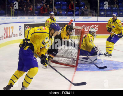 Landshut, Bayern, Deutschland. 17. April 2016. vom linken Marcus HOEGSTROEM (Schweden), Simon DANNER (Deutschland), Niklas SVEDBERG (Schweden), Emil PETERSSON (Schweden). Euro Hockey Challenge, Eishockey, Deutschland gegen Schweden, Landshut, 17. April 2016, Platz als Vorbereitung für die Weltmeisterschaft in Russland nehmen zwei Matches in Rosenheim und Landshut. © Wolfgang Fehrmann/ZUMA Draht/Alamy Live-Nachrichten Stockfoto