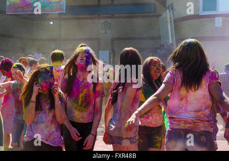 London, Ontario, Kanada. 16. April 2016. Nicht identifizierte junge bunte Jungs mit Mädchen am Telefon Spaß haben und feiern auf der Festival der Farben am April 16.2016 in London Ontario, Kanada als redaktionelle Credit: Stefania Arca/Alamy Live News Stockfoto