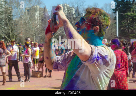 London, Ontario, Kanada. 16. April 2016. Nicht identifizierte bunte junge fotografieren mit dem Telefon und feiern auf der Festival der Farben am April 16.2016 in London Ontario, Kanada als redaktionelle Credit: Stefania Arca/Alamy Live News Stockfoto