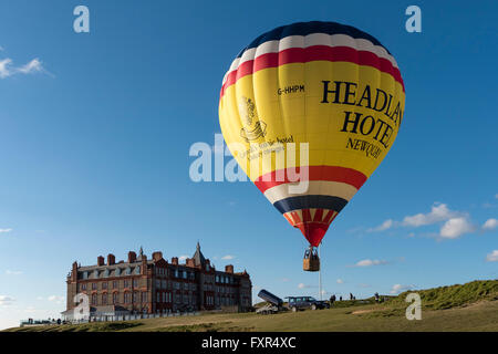 Headland Hotel, Newquay, Cornwall, 17. April 2016.   Die spektakulären Start von einem bunten Heißluftballon als es braucht, um den Himmel über dem Headland Hotel in Newquay, Cornwall.  Fotograf;  Gordon Scammell/Alamy Live-Nachrichten Stockfoto