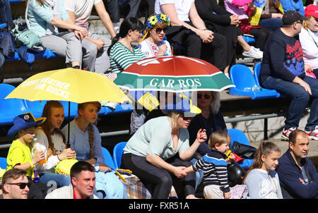 Kiew, Ukraine. 17. April 2016. Die Menschen sehen die BNP Paribas FedCup Welt Gruppe II Play-off Spiel Lesia Tsurenko der Ukraine Vs Maria Irigoyen Argentiniens bei Campa Bucha Tennisclub in Kiew, Ukraine. Bildnachweis: Oleksandr Prykhodko/Alamy Live-Nachrichten Stockfoto