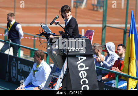 Kiew, Ukraine. 17. April 2016. Stuhl Schiedsrichter (Tennis-Schiedsrichter) auf die Position bei BNP Paribas FedCup game Lesia Tsurenko der Ukraine Vs Maria Irigoyen Argentiniens bei Campa Bucha Tennisclub in Kiew, Ukraine. Bildnachweis: Oleksandr Prykhodko/Alamy Live-Nachrichten Stockfoto