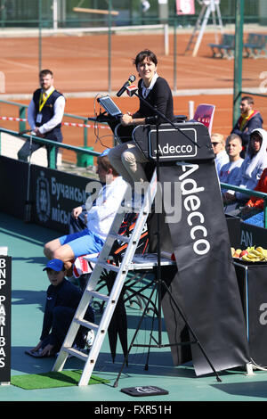 Kiew, Ukraine. 17. April 2016. Stuhl Schiedsrichter (Tennis-Schiedsrichter) auf die Position bei BNP Paribas FedCup game Lesia Tsurenko der Ukraine Vs Maria Irigoyen Argentiniens bei Campa Bucha Tennisclub in Kiew, Ukraine. Bildnachweis: Oleksandr Prykhodko/Alamy Live-Nachrichten Stockfoto