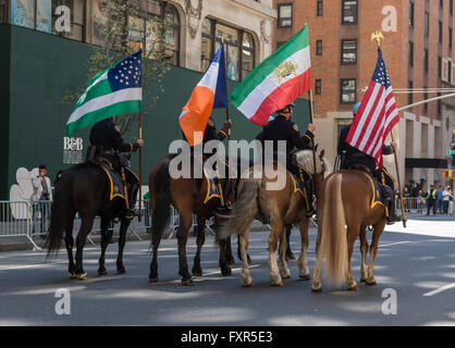 Montiert Polizisten auf Pferden mit Fahnen in die 2016 persische Parade, New york Stockfoto