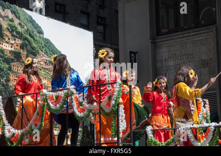 Kinder gekleidet in traditioneller Tracht auf einen Schwimmer in der persischen 2016-Parade in New York. Stockfoto