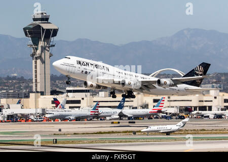 Los Angeles, CA, USA. 17. April 2016. Los Angeles, Kalifornien - 17. April 2016: Die Rock-Gruppe, Iron Maiden, ausziehen von Los Angeles International Airport in Los Angeles, CA. nach ihre Nordamerika-Tour und fahren in den Fernen Osten weiterhin ihre Buch der Seelen-Welt-Tournee. Bildnachweis: Csm/Alamy Live-Nachrichten Stockfoto