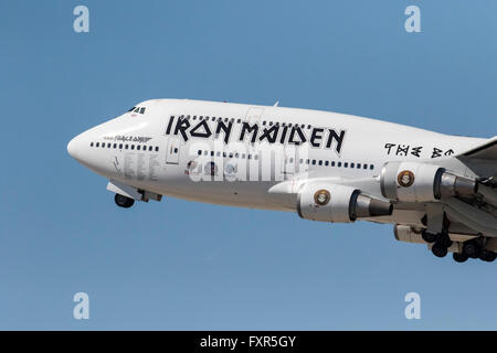 Los Angeles, CA, USA. 17. April 2016. Los Angeles, Kalifornien - 17. April 2016: Die Rock-Gruppe, Iron Maiden, ausziehen von Los Angeles International Airport in Los Angeles, CA. nach ihre Nordamerika-Tour und fahren in den Fernen Osten weiterhin ihre Buch der Seelen-Welt-Tournee. Bildnachweis: Csm/Alamy Live-Nachrichten Stockfoto