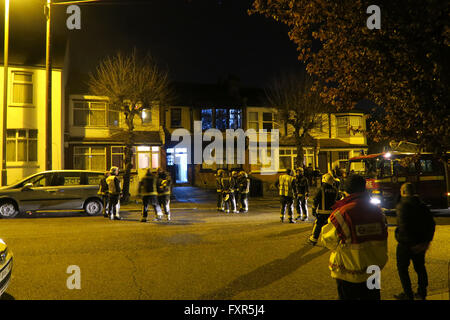 London, Vereinigtes Königreich, 17. April 2016 Notdienste besuchen die Szene - Nachbarschaft Luke Lane in Nord-London wurde kurz geschlossen und Busse umgeleitet nach einem Brand brach in ein Haus auf der Straße. Die Ursache des Feuers ist nicht bekannt, und es ist unklar, ob jemand innerhalb des Grundstücks zum Zeitpunkt der Blaze. Bildnachweis: Finn Nocher/Alamy Live-Nachrichten. Stockfoto