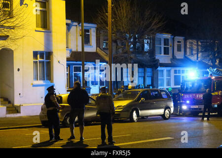 London, Vereinigtes Königreich, 17. April 2016 Notdienste besuchen die Szene - Nachbarschaft Luke Lane in Nord-London wurde kurz geschlossen und Busse umgeleitet nach einem Brand brach in ein Haus auf der Straße. Die Ursache des Feuers ist nicht bekannt, und es ist unklar, ob jemand innerhalb des Grundstücks zum Zeitpunkt der Blaze. Bildnachweis: Finn Nocher/Alamy Live-Nachrichten. Stockfoto