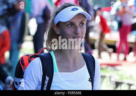 Kiew, Ukraine. 17. April 2016. Lesia Tsurenko Ukraine Lächeln nach dem BNP Paribas FedCup-Spiel gegen Maria Irigoyen Argentiniens bei Campa Bucha Tennisclub in Kiew, Ukraine. Doppel gewann 6-1, 6-3. Bildnachweis: Oleksandr Prykhodko/Alamy Live-Nachrichten Stockfoto