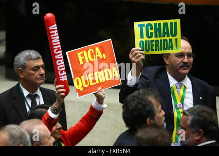 Brasilia, Brasilien. 17. April 2016. Gesetzgeber reagieren während der Abstimmungsprozess, der entscheidet ob Dilma Rousseff in der Abgeordnetenkammer in Brasilia, Brasilien, am April seines Amtes zu entheben. 17, 2016. Brasilianische Gesetzgeber im Unterhaus des Nationalkongresses begann eine Sitzung Sonntag zu entscheiden, ob Präsidentin Dilma Rousseff Anklage, als Pro und Anti-Anklage Demonstranten versammelten sich landesweit stehen sollte. Bildnachweis: Dida Sampaio/AGENCIA ESTADO/Xinhua/Alamy Live-Nachrichten Stockfoto