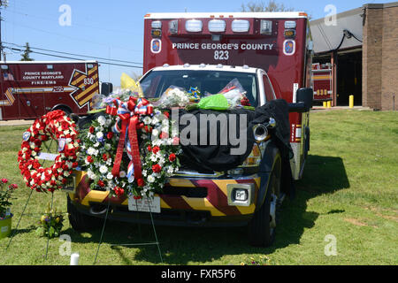 Prinz Georges County, Maryland USA April 14.2016: ein Krankenwagen ist bedeckt mit Blumen und Kerzen im Speicher nach 2 Feuerwehrleute erschossen wurden, töten 13-jährigen veteran Feuerwehrmann mit Prinz Georges County Fire Department und schwer verletzt 19 yr old Volenteer Feuerwehrmann von Morningside Vol Feuerwehr nachdem sie Wre, die Kontrolle über einen Mann, der Diabetiker Probleme hatte, brach in wenn er die Tür, so dass sie ihren Weg in gezwungen und er dachte, sie waren Eindringlinge Antworten nicht und eröffneten das Feuer auf Sie Stockfoto