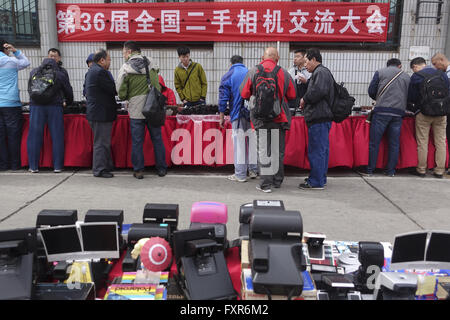 Peking, Peking, CHN, China. 16. April 2016. Peking, CHINA - 16. April 2016: (Nur zur redaktionellen Verwendung. CHINA aus) das 36. Austausch-treffen für gebrauchte Kameras fand im Wukesong-Kamera-Markt am 16. April 2016. © SIPA Asien/ZUMA Draht/Alamy Live-Nachrichten Stockfoto