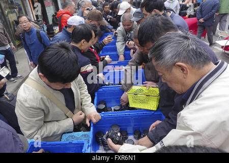 Peking, Peking, CHN, China. 16. April 2016. Peking, CHINA - 16. April 2016: (Nur zur redaktionellen Verwendung. CHINA aus) das 36. Austausch-treffen für gebrauchte Kameras fand im Wukesong-Kamera-Markt am 16. April 2016. © SIPA Asien/ZUMA Draht/Alamy Live-Nachrichten Stockfoto