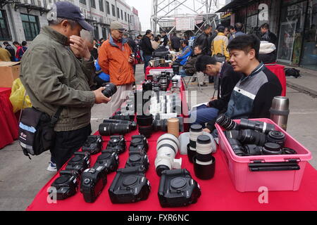 Peking, Peking, CHN, China. 16. April 2016. Peking, CHINA - 16. April 2016: (Nur zur redaktionellen Verwendung. CHINA aus) das 36. Austausch-treffen für gebrauchte Kameras fand im Wukesong-Kamera-Markt am 16. April 2016. © SIPA Asien/ZUMA Draht/Alamy Live-Nachrichten Stockfoto