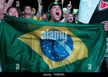 Brasilia, Brasilien. 17. April 2016. Ein Mann reagiert beim Betrachten der live-Übertragung der Sitzung Abstimmung für die Anklage gegen Brasiliens Präsidentin Dilma Rousseff in Brasilia, Brasilien, am 17. April 2016. Brasilianische Abgeordnetenkammer am Sonntag Abend stimmten verschmähenden Präsidentin Dilma Rousseff, nachdem die Bewegung eine zwei-Drittel-Mehrheit gewann, oder 342 stimmen. Bildnachweis: AGENCIA ESTADO/Xinhua/Alamy Live-Nachrichten Stockfoto