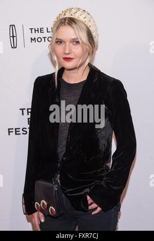 New York, NY, USA. 17. April 2016. Sophie Kennedy Clark im Ankunftsbereich für THE PHENOM Premiere 2016 Tribeca Film Festival, The School of Visual Arts (SVA) Theatre, New York, NY 17. April 2016. Bildnachweis: Steven Ferdman/Everett Collection/Alamy Live-Nachrichten Stockfoto