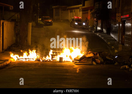 Sao Paulo, Brasilien. 11. April 2016. Bewohner von Vaz de Lima Garden halten Protest und Barrikaden mit Müll und Holz und feuern und Sperrung AV Comendador Antunes Dos Santos und andere Straßen im Süden von São Paulo zu machen. Die Demonstration war Vergeltung als Reaktion die letzte Aktion der Polizei auf der Stelle, wo ein junger Mann starb. © Fabrico Bomjardim/Pacific Press/Alamy Live-Nachrichten Stockfoto