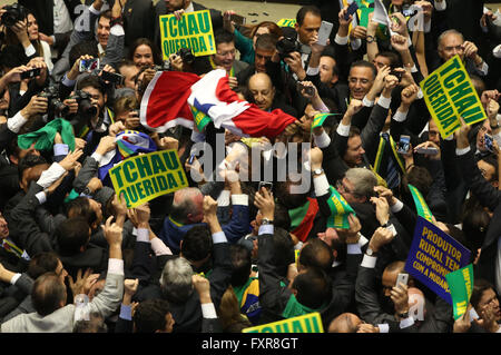 Brasilia, Brasilien. 17. April 2016. Gesetzgeber feiern, nachdem sie die erforderlichen Stimmen für Präsidentin Dilma Rousseff Anklage in Brasilia, Brasilien, am 17. April 2016 vorangehen autorisieren erreicht. Das Unterhaus des Parlaments Brasiliens am Sonntagabend gab den Startschuss für das Amtsenthebungsverfahren gegen die Präsidentin Dilma Rousseff. Bildnachweis: Andre Dusek/AGENCIA ESTADO/Xinhua/Alamy Live-Nachrichten Stockfoto